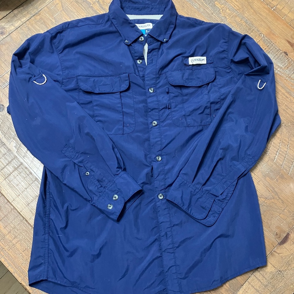 Men’s fishing shirt long sleeved blue size Medium Magellan
